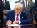 El presidente Donald Trump firma una orden ejecutiva para crear un programa de autodeportación en EE.UU.