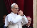 Como ya ocurrió durante su primera aparición en el balcón de la Basílica de San Pedro, se ha visto al Papa agradecido y emocionado