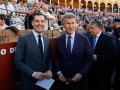 Alberto Núñez Feijóo y Juanma Moreno, en la plaza de la Maestranza, en Sevilla