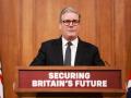 El primer ministro británico, Keir Starmer, pronuncia un discurso durante una rueda de prensa en la sala de prensa del número 9 de Downing Street