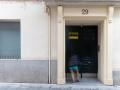 Una persona pasa a un edificio donde hay un cartel de ‘Se alquila’.
