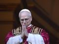 Papa León XIV comparece ante sus fieles en el balcón de la Basílica de San Pedro