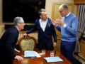 El primer ministro británico, Keir Starmer (izq.), y el presidente francés, Emmanuel Macron (centro), escuchan al canciller alemán, Friedrich Merz, durante una reunión trilateral a bordo de un tren a Kiev, en Shegyni, Ucrania,