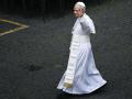 FOTODELDÍA - CIUDAD DEL VATICANO, 11/05/2025.- El Papa León XIV saluda a los fieles mientras camina hacia la Basílica de San Pedro antes de la oración Regina Coeli este domingo en el Vaticano. EFE/RICCARDO ANTIMIANI