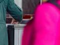 Una mujer fichando en una empresa.