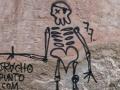 Se han detectado una veintena de pinturas que no sólo afean el entorno sino que también provocan daños en el patrimonio