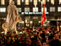 El rosario acompañado por una multitud