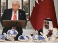 El emir de Qatar, el jeque Tamim bin Hamad al-Thani (derecha), aplaude un discurso del presidente estadounidense Donald Trump (izquierda) al inicio de una cena de estado en el Palacio de Lusail en Doha