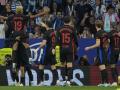 Los jugadores del Barcelona celebran el gol de Lamine Yamal