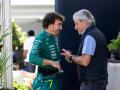 Fernando Alonso y Carlos Sainz entablando una conversación