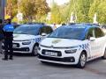 Un agente de la Policía Local de Burgos, junto a varios vehículos, en una imagen de archivo