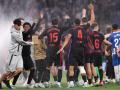 Los jugadores del Barça celebran el título liguero mientras saltan los aspersores