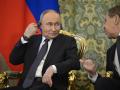 El presidente ruso, Vladimir Putin, escucha al ministro de Asuntos Exteriores, Serguéi Lavrov, en Moscú