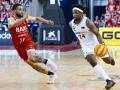 El base español del Real Madrid Andrés Feliz (d) es defendido por el escolta americano del Baxi Manresa Cameron Hunt (i)