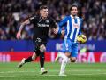 Dani Raba y Leandro Cabrera peleando por un balón en el Espanyol - Leganés de esta temporada