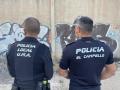Agentes de la Policía Local frente a los grafitis