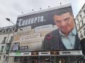 Lona de Hazte Oír frente al Congreso con la imagen de Sánchez