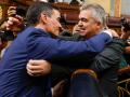 Pedro Sánchez se abraza a Santos Cerdán tras ser investido presidente, en noviembre de 2023