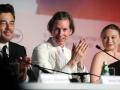 Benicio del Toro, Wes Anderson y Mia Threapleton, durante su rueda de prensa en Cannes