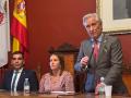 Francisco Ureña, de pie, es el nuevo alcalde de Almagro. A la izquierda, Francisco Javier núñez

EUROPA PRESS
19/5/2025
