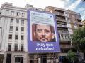 La lona que desplegó Podemos con la cara del hermano de la presidenta de la Comunidad de Madrid, Isabel Díaz Ayuso