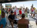 Protestas contra el turismo frente a una terraza en Lanzarote.
