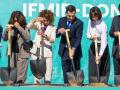 La vicepresidente del Gobierno María Jesús Montero (2i), el presidente andaluz, Juanma Moreno (c), la ministra de Ciencia, Innovación y Universidades, Diana Morant (2d) y el embajador japonés, Takahiro Nakamae (d), entre otros asistentes, durante la colocación de la primera piedra del acelerador de partículas IFMIF-DONES en Escúzar (Granada)