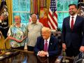 El presidente Trump, con Louis Prevost, su esposa Deborah y el vicepresidente Vance