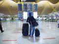 Una persona con maletas en el aeropuerto Adolfo Suárez, Madrid-Barajas