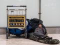Una persona sin hogar en la Terminal 4 del Aeropuerto Adolfo Suárez Madrid-Barajas