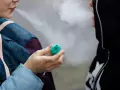 Fotografía de archivo de jóvenes utilizando vapeadores