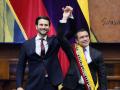 El presidente de la Asamblea Nacional, Niels Olsen (izq.), levantando la mano del presidente reelegido, Daniel Noboa tras colocarle la banda presidencial