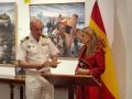 María Fidalgo Casares recibe el reconocimiento del Director del Museo Naval de ferrol, Col. Gómez Corbalán