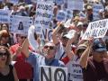 Decenas de personas durante una manifestación por la sanidad pública y contra la política sanitaria del Gobierno de Ayuso