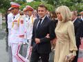 El presidente francés, Emmanuel Macron, y su esposa, Brigitte Macron, en Vietnam
