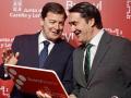 El presidente autonómico, Alfonso Fernández Mañueco, presenta, junto al consejero de Medio Ambiente, Vivienda y Ordenación del Territorio, Juan Carlos Suárez-Quiñones y el consejero de Movilidad, José Luis Sanz, la nueva tarjeta de transporte gratuito en autobús de la Junta