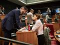 La presidenta de Navarra, María Chivite, conversa, en una imagen de archivo, con el portavoz socialista, Ramón Alzórriz