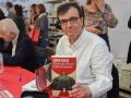 Javier Cercas firma en Barcelona ejemplares de su libro
