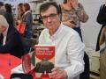 Javier Cercas firma en Barcelona ejemplares de su libro