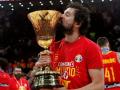 Sergio Llull, en una imagen de archivo, besando la Copa del Mundo que España ganó en 2019