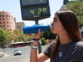 Una joven bebe agua para soportar las altas temperatura