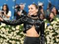 Cantante Miley Cyrus en la alfombra roja de la Gala Met 2025