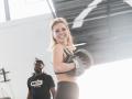El fitboxing combina boxeo con ejercicios funcionales al ritmo de la música