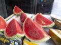 Porciones de sandía en un puesto de frutas y verduras en Sevilla