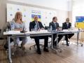 La fontanera del PSOE Leire Díez(I-D) La Directora de Relaciones Institucionales y Filatelia, Leire Díez Castro; el Consejero Diplomático del Presidente de Ucrania, Igor Zhovka; el presidente de Correos, Juan Manuel Serrano, y el embajador ucraniano en España, Serhii Pohoreltsev, durante la presentación de un sello dedicado a Ucrania, en el Edificio Clara Campoamor Conde de Peñalver, a 30 de mayo de 2022, en Madrid (España). Hoy entra en circulación el sello de correo ‘España con Ucrania. 2022’, después de que el Boletín Oficial del Estado (BOE) haya publicado una resolución de las Subsecretarías de Transportes, Movilidad y Agenda Urbana y de Hacienda y Función Pública sobre su emisión y puesta en circulación. La distribución a los puntos de venta cesará el 31 de diciembre de 2024, aunque conserva indefinidamente su valor a efectos de franqueo.

A. Pérez Meca / Europa Press
30 MAYO 2022;MADRID;CORREOS;SELLO;UCRANIA;EDIFICIO CLARA CAMPOAMOR
30/5/2022