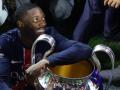 Dembélé posa con la copa de la Champions League tras ganarla ante el Inter de Milán
