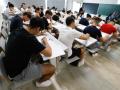 Jóvenes examinándose de la Selectividad