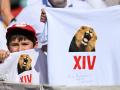Unos niños muestran en Roma una curiosa camiseta dedicada al Papa
