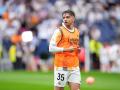 Raúl Asencio, en un calentamiento en el Bernabéu