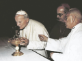 Juan Pablo II con el Santo Cáliz